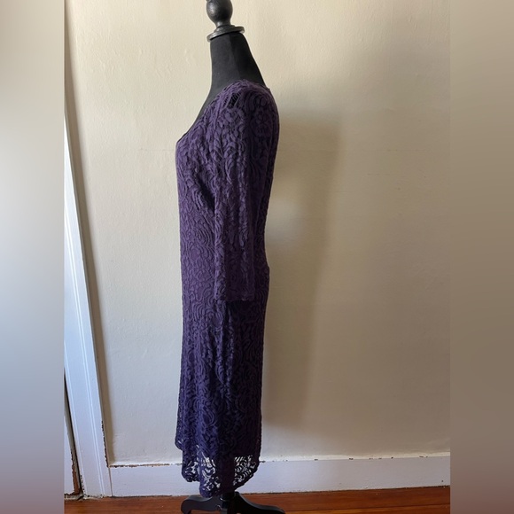 NWOT Eva Mendes Plum lace dress, see thru sleeves, zip w/clasp back, size 10 - Picture 3 of 6
